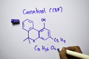 Cannabinol (Cbn) molekülü beyaz tahta üzerinde yazılı. Yapısal kimyasal formül. Eğitim kavramı