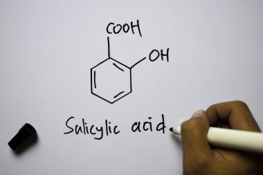 Salisilik Asit molekülü beyaz tahtaya yazılmış. Yapısal kimyasal formül. Eğitim kavramı