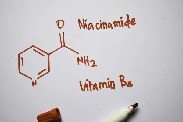 Molécula de niaoinamida (vitamina B3) escrita en la pizarra blanca. fórmula química estructural. Concepto educativo —  Fotos de Stock