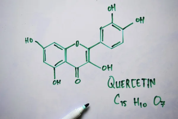 在白板上书写的曲霉素（C15，H10，O7）分子。结构化学配方。教育理念 — 图库照片