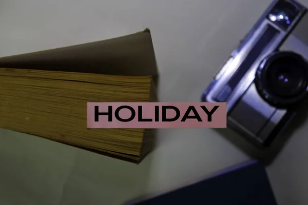 Urlaubstext auf klebrigen Zetteln isoliert auf Schreibtischhintergrund — Stockfoto