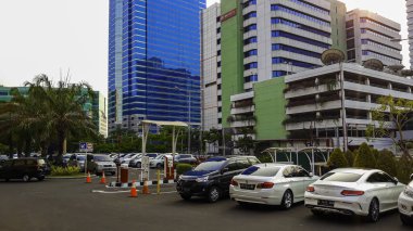 Jakarta, Endonezya, 15 Eylül 2019 : açık otoparkta park diğer araba ile araba. şehir parkı açık asfalt otoparkalanı