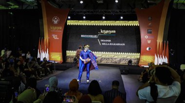 Jakarta, Endonezya, 15 Eylül 2019 : Modeller Kriya Nusa Fashion Jakarta sırasında podyum defilesini yürüyor. Defile, Podyum Etkinliği, Podyum Gösterisi