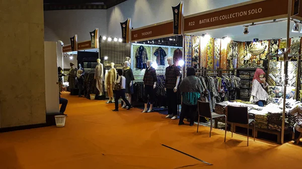 JAKARTA, INDONESIE, 15 SEPTEMBRE 2019 : Vue sur les stands d'exposition des détails de l'artisanat. Détails de l'artisanat tels que le tissu, le tissage et les vêtements à l'exposition. Conception de cabine — Photo