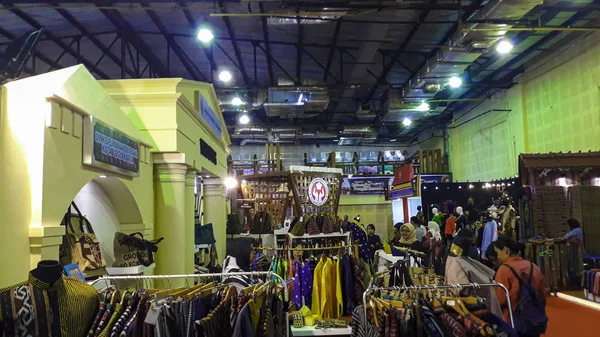 JAKARTA, INDONESIA, 15 DE SEPTIEMBRE DE 2019: Vista sobre stands de exposición de detalles artesanales. Detalles de la artesanía como la tela, el tejido y la ropa en la exposición. Diseño de cabina —  Fotos de Stock