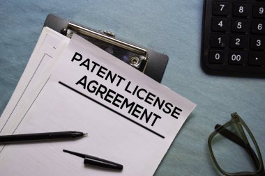 Ofis masasında yalıtılmış Belge formunda Patent Lisans Sözleşmesi metni. 
