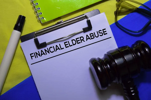 Financial Elder Abuso Texto Formulário Documento Gavel Isolado Mesa Escritório — Fotografia de Stock