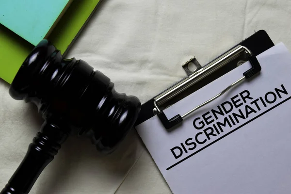 A nemek közötti diszkrimináció dokumentum formáját és a fekete bírák Marel az irodában asztalra. Jogi * koncepció * — Stock Fotó