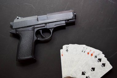siyah arka plan üzerinde izole iskambil kartları ve silah kümesi. casino konsepti