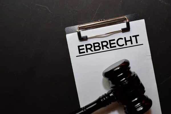 Ербрехт текст на документі і Гавел ізольований на офісному столі. Концепція закону — стокове фото
