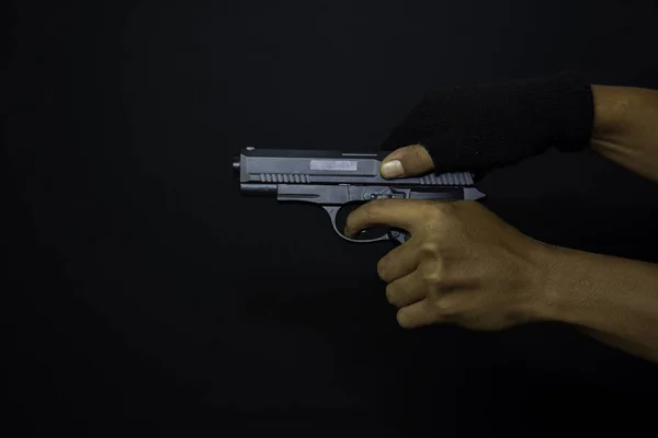 아시아 남자 는 총을 보유합니다. 검은 배경에 고립 된 자신의 목표를 촬영 살해. — 스톡 사진