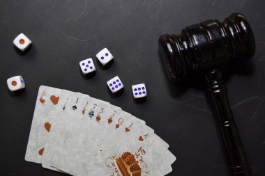 iskambil kartları ve Gavel siyah arka plan üzerinde izole kümesi. casino konsepti