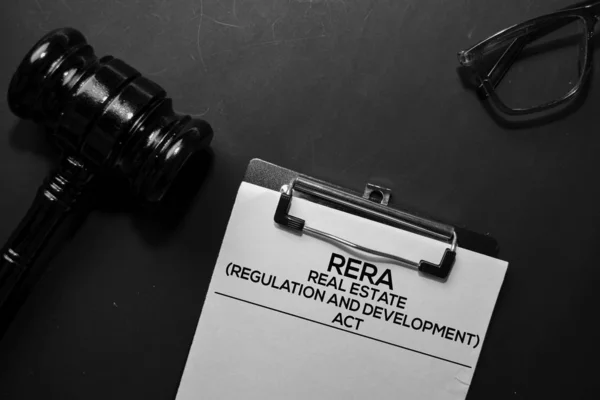 Testo del Real Estate Regulation and Development Act (RERA) sul documento e martelletto isolato sulla scrivania dell'ufficio. Concetto giuridico — Foto Stock