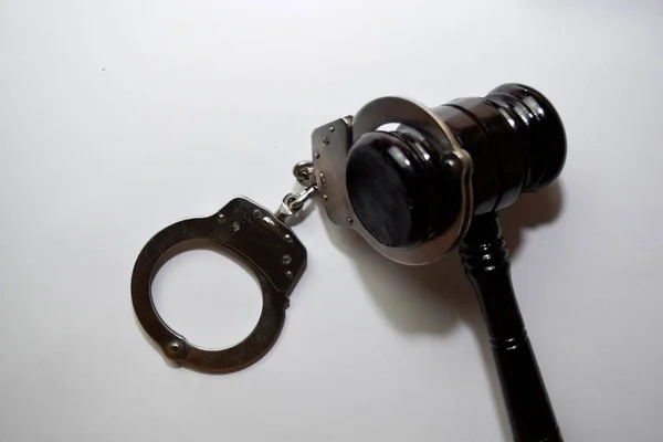 手錠と黒のガゼルは白い背景に隔離された。正義と法の概念 — ストック写真