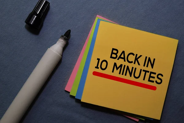 Volver en 10 minutos en notas adhesivas aisladas en Office Desk —  Fotos de Stock