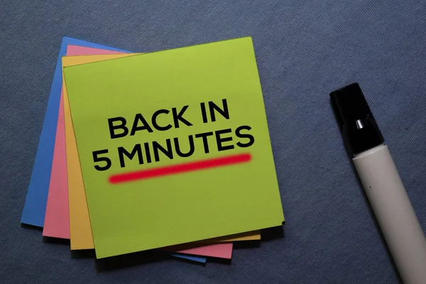 Back in 5 Minutes on sticky notes isolated on Office Desk — 图库照片