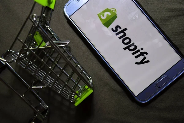 Бекасі, Західна Ява, Індонезія. 2 жовтня 2019: Shopify dev app на екрані смартфона. Shopifify - це безкоштовний веб-браузер, розроблений Shopify Inc. — стокове фото