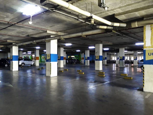 Бекаси, Западная Хава, Индонезия. 3 ОКТЯБРЯ 2019 года: парковка в подземном гараже — стоковое фото