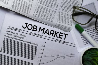 Manşetteki iş piyasası metni beyaz arkaplanda izole edildi. Gazete kavramı
