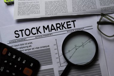 Manşetteki borsa metni beyaz arka planda izole edildi. Gazete kavramı