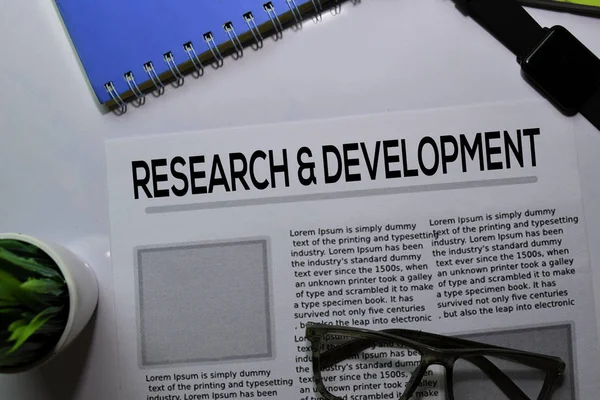 Testo di ricerca e sviluppo in prima pagina isolato su sfondo bianco. Concetto di giornale — Foto Stock