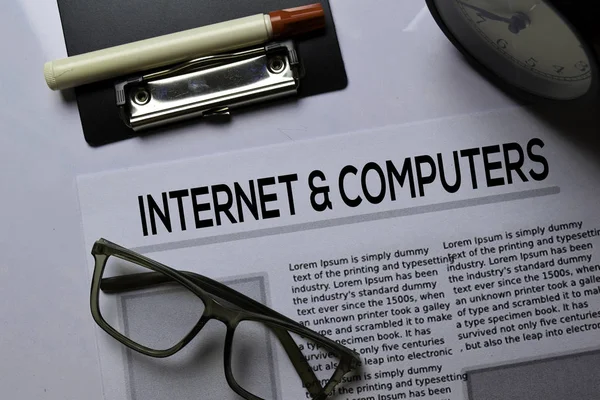 Internet e Computadores texto em título isolado em fundo branco. Conceito de jornal — Fotografia de Stock