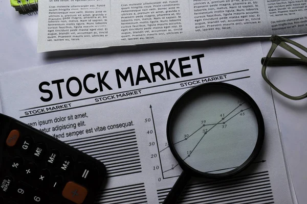 Manşetteki borsa metni beyaz arka planda izole edildi. Gazete kavramı