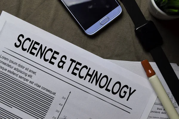 科学和技术文本的标题孤立在褐色背景上. 报纸概念 — 图库照片