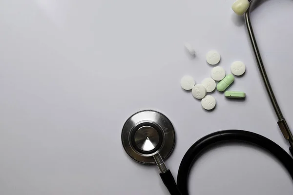 Medizin-Stethoskop und verschiedene Tabletten. Gesundheitswesen oder medizinisches Konzept. — Stockfoto