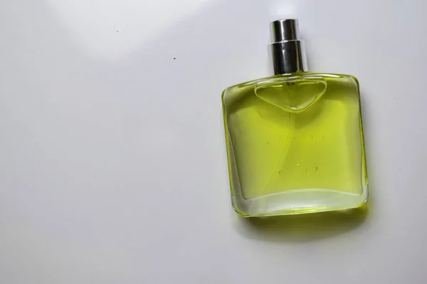 Frascos de perfume isolados sobre fundo branco — Fotografia de Stock