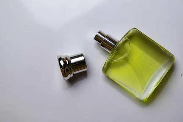 흰색 배경에 고립 된 향수 병 — 스톡 사진