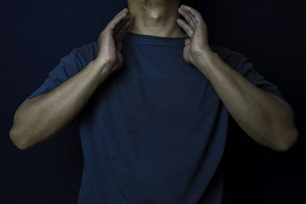 Mladý muž štítné žlázy sám nádor nebo rakovina na černém pozadí. Zdravotní nebo lékařská koncepce — Stock fotografie