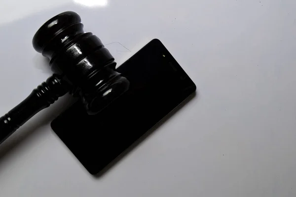 Smartphone noir et marteau isolé sur fond blanc. Justice et droit Concept — Photo