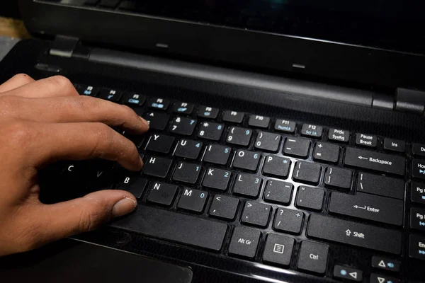 Hacker digitar código no teclado do laptop com os dedos — Fotografia de Stock