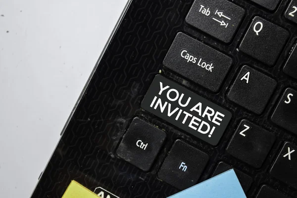 Você está convidado isolado no fundo do teclado do laptop — Fotografia de Stock