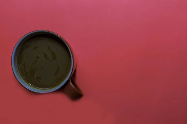 Nahaufnahme Tasse Kaffee isoliert auf rosa Hintergrund — Stockfoto