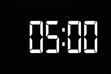 Saat 05: 00 'te beyaz dijital saat siyah arkaplanı izole ediyor