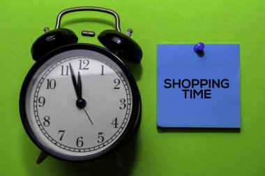 Shooping Zamanı yapışkan notlara yazılır. Yeşil masa arkaplanında izole
