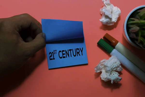 O século 21 escreve em notas pegajosas. Isolado no fundo da mesa rosa — Fotografia de Stock