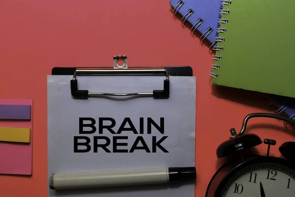 Brain Break escribe sobre papeleo. Aislado sobre fondo de mesa rosa — Foto de Stock