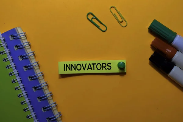 Los innovadores escriben en notas adhesivas. Aislado sobre fondo de tabla naranja — Foto de Stock