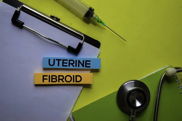 Fibroide uterino en la mesa amarilla vista superior. Salud / concepto médico . — Foto de Stock