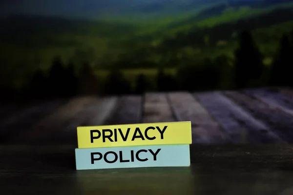 带有bokeh背景的粘贴便条的隐私政策 — 图库照片