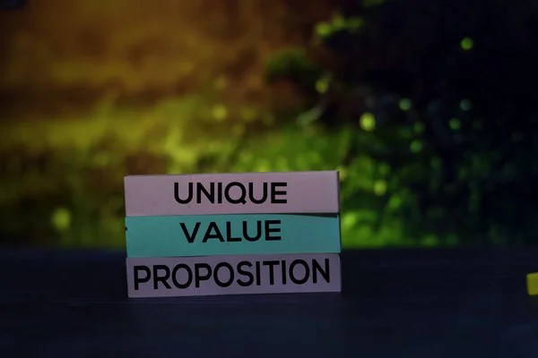 Unique Value Proposition - текст UVP на липких нотах ізольовано на офісному столі — стокове фото