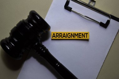 Yapışkan notların üzerindeki tartışma metni ve ofis masasındaki tokmak izole. Adalet hukuku kavramı