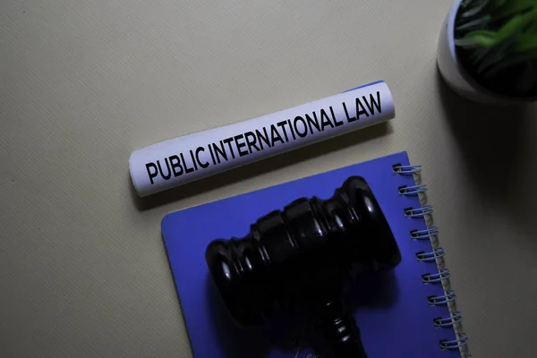Publiek internationaal recht tekst op document en hamer geïsoleerd op bureau. Begrip rechtsstelsel — Stockfoto