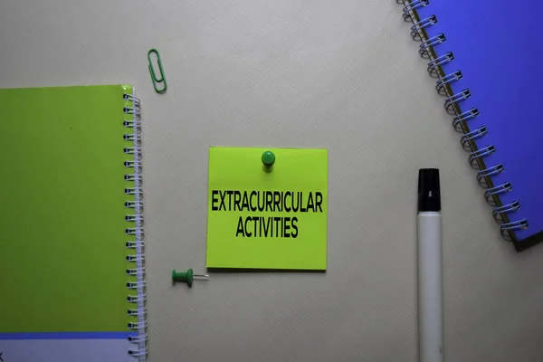 Text für außerschulische Aktivitäten auf Zetteln am Schreibtisch. — Stockfoto