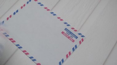 Hava Postası Zarfı ahşap masada izole edildi.