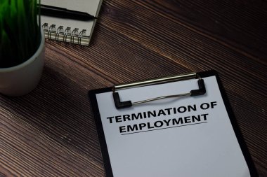 İstihdamın sona erdirilmesi, ahşap masaya izole edilmiş evraklar üzerine yazıldı.
