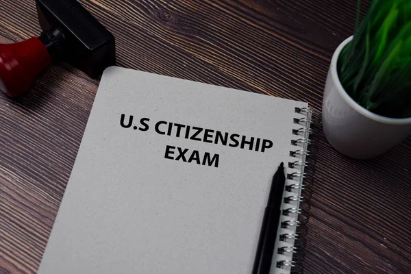 Book Citizenship Exam Isolated Wooden Table — Stock Photo, Image